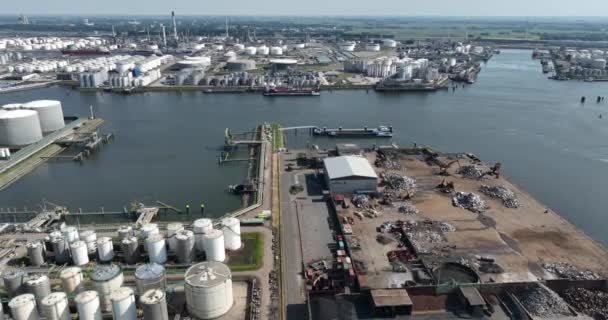 Rotterdam, 9 Haziran 2023, Hollanda. Rotterdam 'ın büyük sanayi limanının üzerinde uçuyor. Ticari şirketler. - Video, Çekim