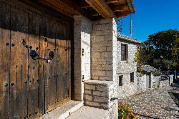 Ξύλινη πόρτα παλιού πέτρινου σπιτιού στο παραδοσιακό χωριό Βίτσα Ζαγορίου - Φωτογραφία, εικόνα