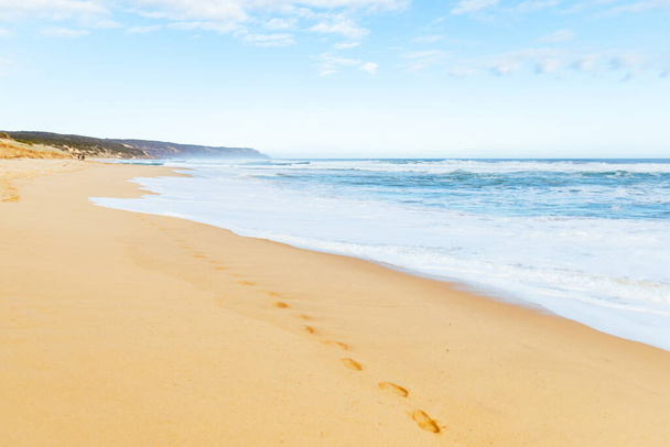 モルニントン半島の一部としてのガンナマタ・オーシャン・ビーチオーストラリアのビクトリアにあるセント・アンドリュース・ビーチとフィンガル・ビーチの間の暖かい冬の日に海岸を歩く - 写真・画像