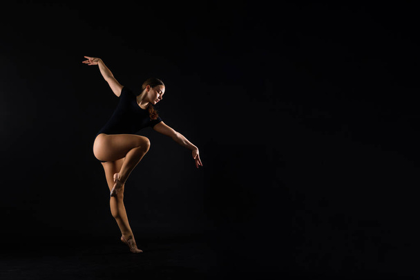 Yüksek atlama, uçuş. Esnek kız, ritmik jimnastik sanatçısı atlayışı. Grace hareket hareketi - Fotoğraf, Görsel