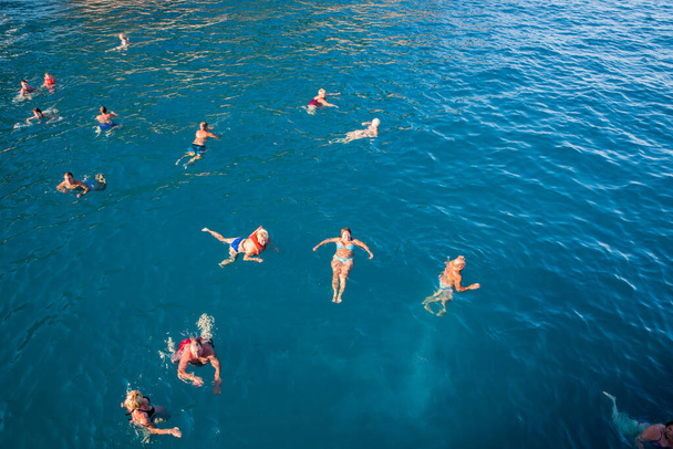 Kemer. Türkiye Cumhuriyeti. 10 Eylül 2020 Akdeniz 'in temiz sularında yüzme. Yukarıdan görüntüle. - Fotoğraf, Görsel