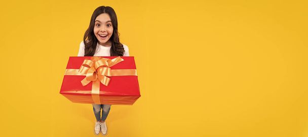 Happy teenager, positive and smiling emotions of teen girl. Child 12-14 years old with gift on isolated background. Child with birthday gift, horizontal poster. Banner header with copy space - Fotoğraf, Görsel