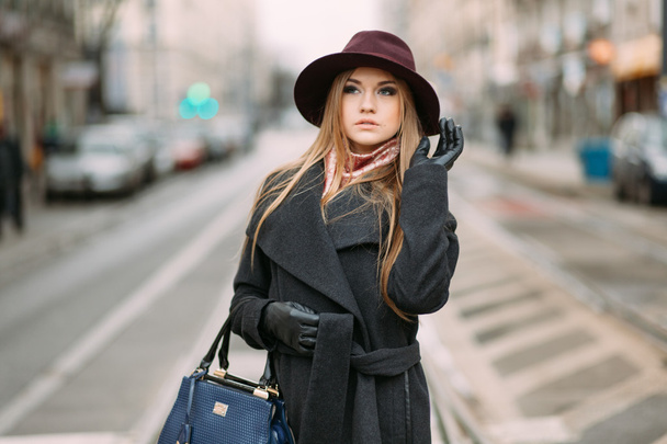 Joven hermosa mujer en sombrero en la calle de la ciudad
 - Foto, Imagen