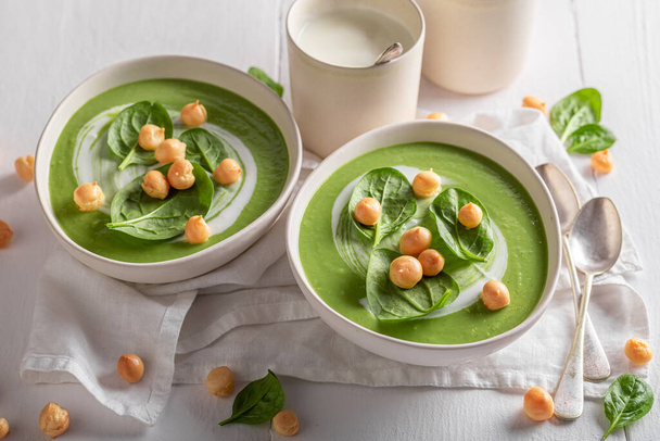 Green spinach soup as spring healthy diet. Vegan soup made of green vegetables. - 写真・画像
