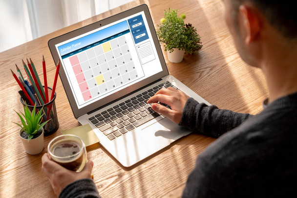 Calendario en la aplicación de software de computadora para la planificación del horario modish para organizador personal y negocio en línea - Foto, Imagen