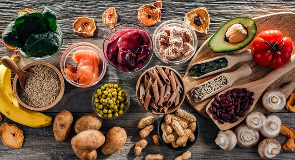 Voedingsmiddelen rijk aan niacine aanbevolen als voedingssupplement voor het reguleren van cholesterolgehalte en het verlagen van de bloeddruk - Foto, afbeelding