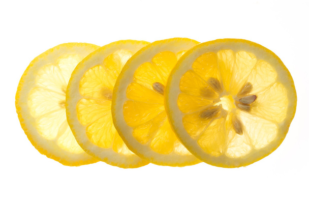 Fatias de limão fresco isolado no fundo branco
 - Foto, Imagem