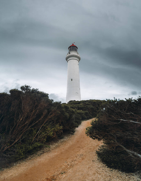 Split Point Lighthouse is a lighthouse close to Aireys Inlet, a small town on the Great Ocean Road in Victoria, Australia. The Great Ocean Walk leads to the lighthouse - Foto, Imagen