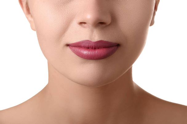 Γυναίκα με ροζ χείλη σε λευκό φόντο, closeup - Φωτογραφία, εικόνα