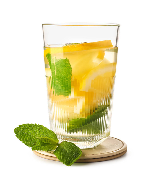 Glas water met citroen en munt op witte achtergrond - Foto, afbeelding