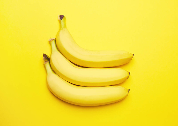 Banany na żółtym tle - Zdjęcie, obraz