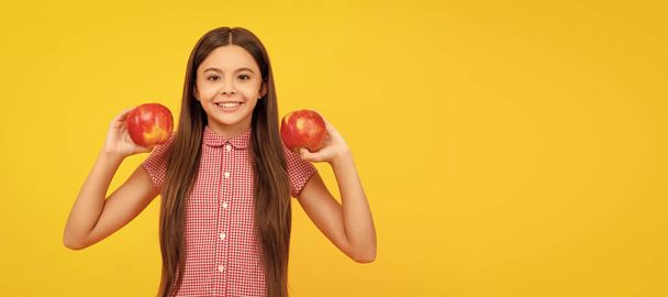 gelukkig tienermeisje met rood appelfruit. vitamine en dieet. Kinderportret met appel, horizontale poster. Banner header met kopieerruimte - Foto, afbeelding