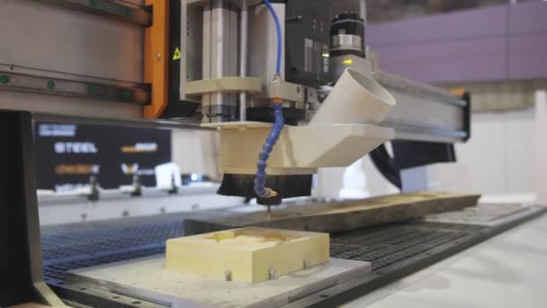 Uma máquina automática esculpe uma estrutura dentro de um objeto na exposição de tecnologias. A meio do tiro - Filmagem, Vídeo