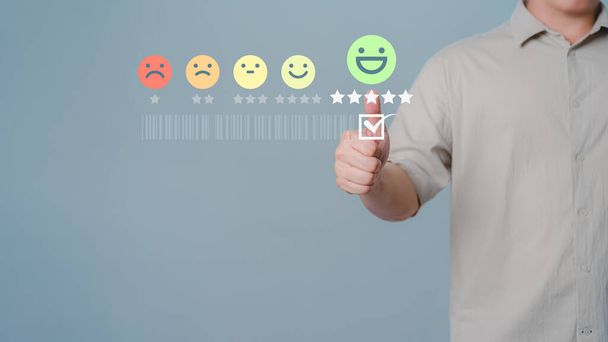 Shopper dotykając wirtualny ekran na szczęśliwy uśmiech ikona twarzy, aby dać satysfakcję w służbie. Ocena opinii bardzo imponująca. Ocena referencyjna obsługa klienta i koncepcja informacji zwrotnej. - Zdjęcie, obraz