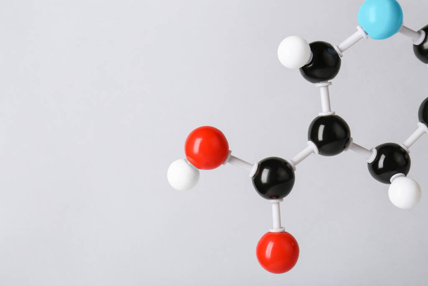 Molecule of vitamin B3 on light grey background, closeup and space for text. Chemical model - Foto, Bild