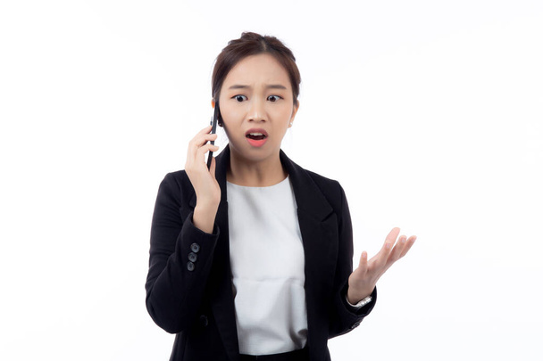 Ritratto giovane donna d'affari asiatica che parla e grida con irritato chiamando smartphone isolato su sfondo bianco, grido di donna d'affari e stress con rabbia, comunicazione ed emozione concetto. - Foto, immagini