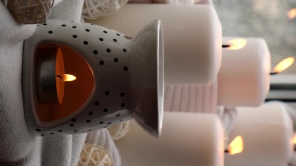 Zdjęcia pionowe Lampa zapachowa z olejkiem eterycznym, aromaterapia w domu, palenie świec, olejek eteryczny. Koncepcja relaksu w domu i anty stres. Naturalne leczenie Spa Home fragnance w przytulnym - Materiał filmowy, wideo
