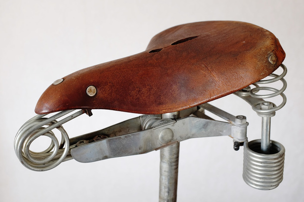 Selle de vélo vintage en cuir à l'ancienne
  - Photo, image