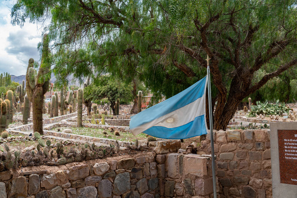 Argentinië vlag op Pucara de Tilcara pre-inca ruïnes - Tilcara, Jujuy, Argentinië. Hoge kwaliteit foto - Foto, afbeelding