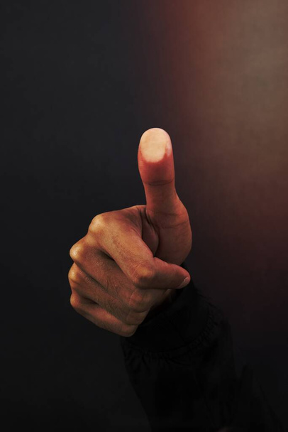Великий палець, що натискає на невидимий жест руки на екрані
 - Фото, зображення