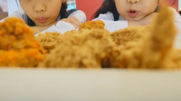 Feliz asiática niñas con frito pollo
 - Metraje, vídeo