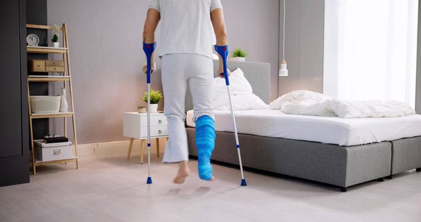 Man With Broken Leg After Accident Using Crutches - Foto, imagen