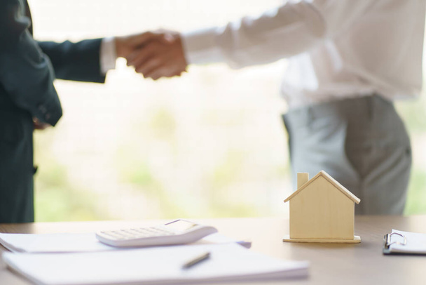 Zakenmensen tekenen contract maken deal met makelaar Concept voor consultant home verzekeringc - Foto, afbeelding