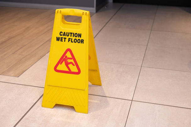 Vysoký úhel pohledu na značku mokré podlahy - Fotografie, Obrázek