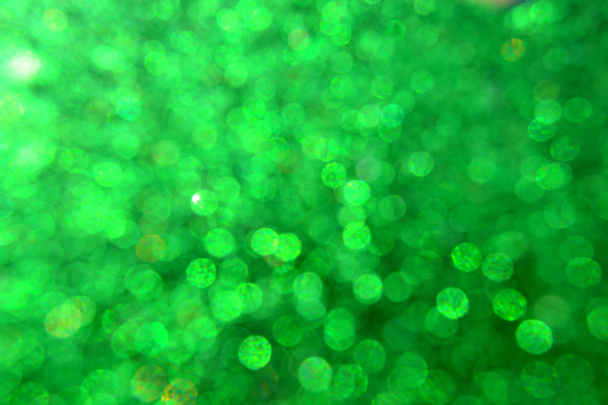 Világos és absztrakt homályos zöld háttérrel, csillogó glitter - Fotó, kép