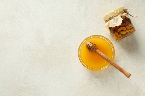 Concept van lekker en zoet eten - honing met noten - Foto, afbeelding