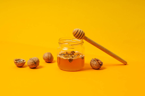 Concept van lekker en zoet eten - honing met noten - Foto, afbeelding