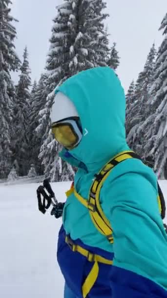 femme heureuse prenant selfie sur la pente vacances d'hiver - Séquence, vidéo