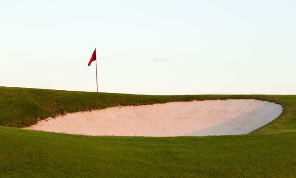 Piasek bunkier przed golf zielony i flaga - Zdjęcie, obraz
