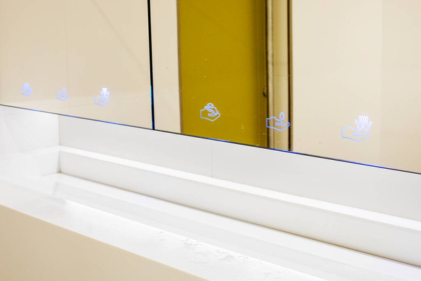 moderna sala de lavado de manos sensorial en un mall.horizontal - Foto, Imagen