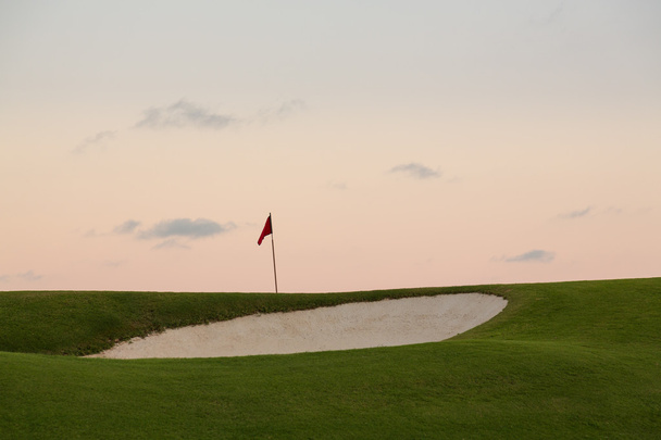 Piasek bunkier przed golf zielony i flaga - Zdjęcie, obraz