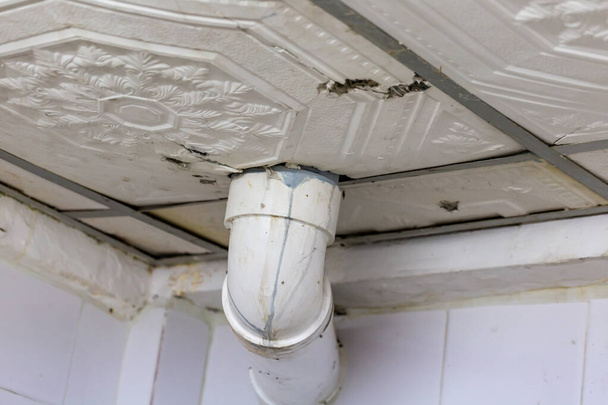 Staré vodní potrubí a prasklý strop - Fotografie, Obrázek