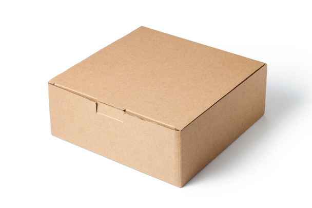 Bruin Kartonnen doos geïsoleerd op witte achtergrond. - Foto, afbeelding