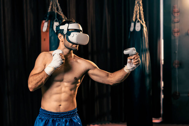 Nyrkkeilijä koulutusta hyödyntäen VR teknologiaa tai virtuaalitodellisuus, yllään VR kuulokkeet mukaansatempaava nyrkkeily koulutus tekniikkaa ohjain parantaa hänen taitojaan nyrkkeily simulaattori ympäristössä. Virikkeitä - Valokuva, kuva