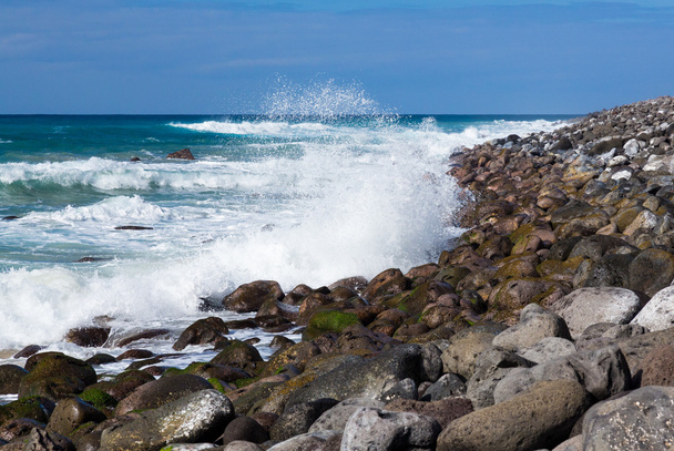 Filas de olas que llegan a la orilla
 - Foto, Imagen