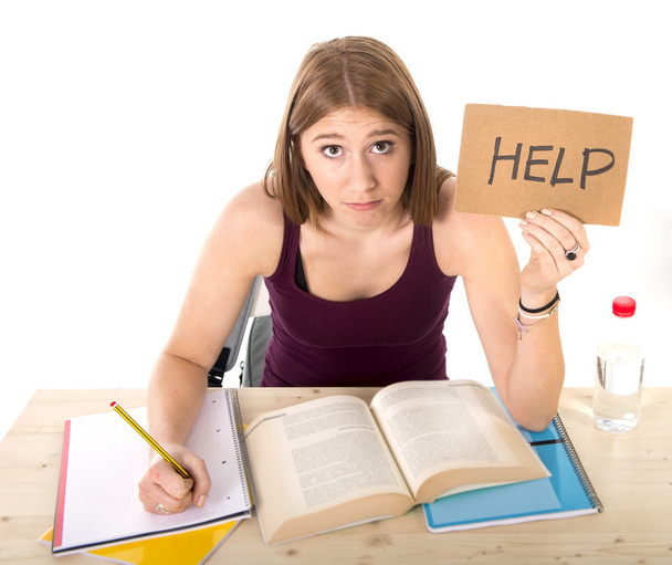 junge schöne College-Studentin, die im Stress für die Prüfung an der Universität lernt und unter Prüfungsdruck um Hilfe bittet - Foto, Bild