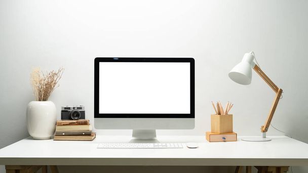 Web sayfanız için beyaz masadaki bilgisayar, lamba, kamera ve kitapların ön görünümü Boş ekran veya metin tanıtımı. - Fotoğraf, Görsel