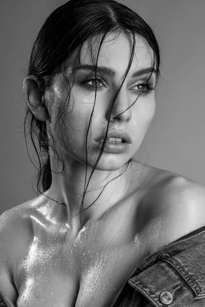 Retrato preto e branco de mulher de beleza com cabelos molhados e corpo. - Foto, Imagem