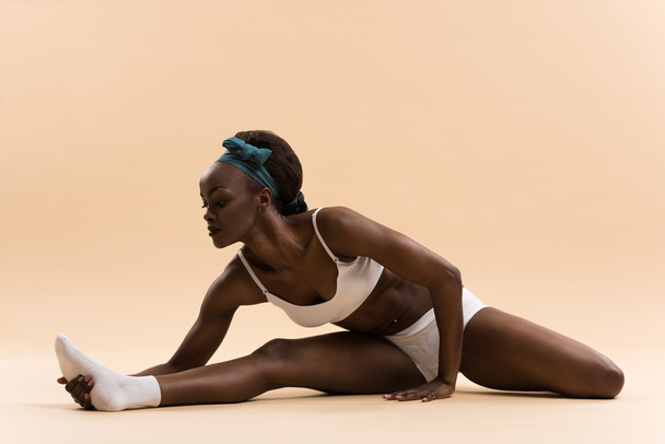 African woman doing stretching exercise - Foto, Imagen
