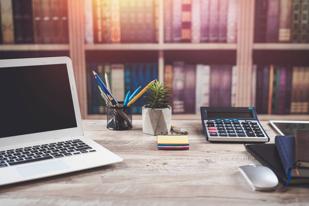 Laptop pen, calculadora de lupa, flor en la mesa, lugar de trabajo de oficina. Vista superior  - Foto, Imagen