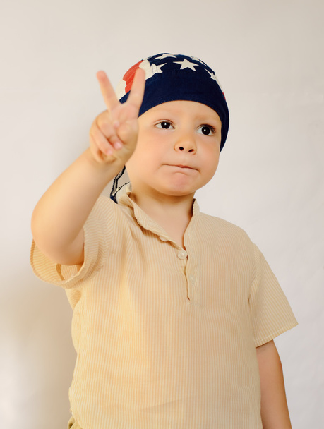 Niño pequeño con sombrero mostrando señal de mano de paz
 - Foto, Imagen