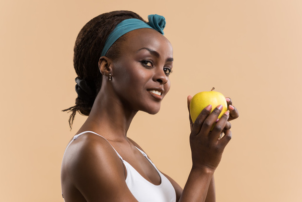 Sporty woman holding apple - 写真・画像