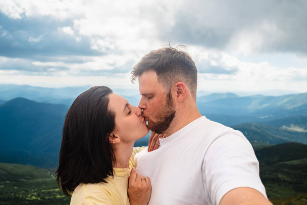 Пара поцелуев на горе - Фото, изображение