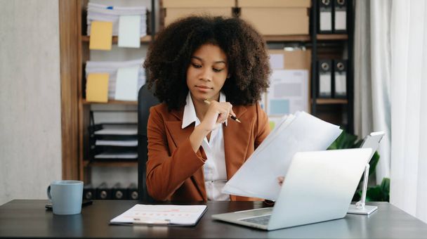 Confiant belle femme d'affaires africaine avec ordinateur portable a au bureau moderne - Photo, image