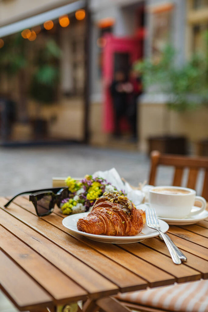 croissant et tasse de café sur la terrasse d'été cafés - Photo, image