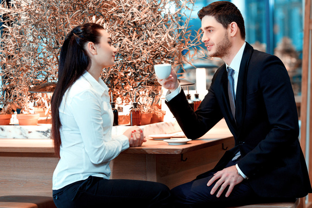 Geschäftsleute trinken Kaffee und reden - Foto, Bild